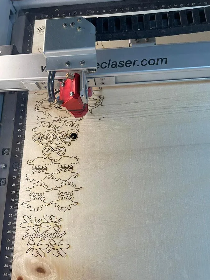 Laserkopf während der Bearbeitung