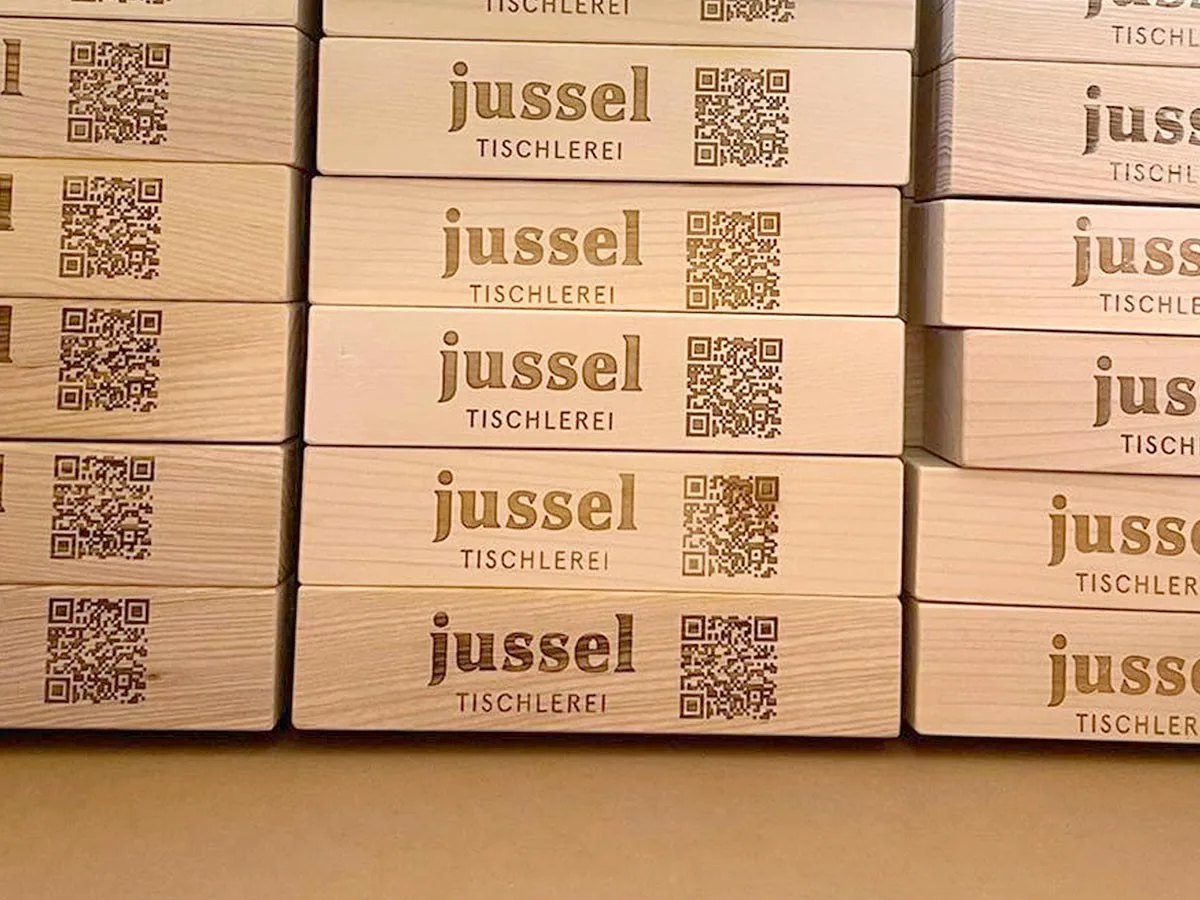 Holzserie mit gelaserten QR-Codes